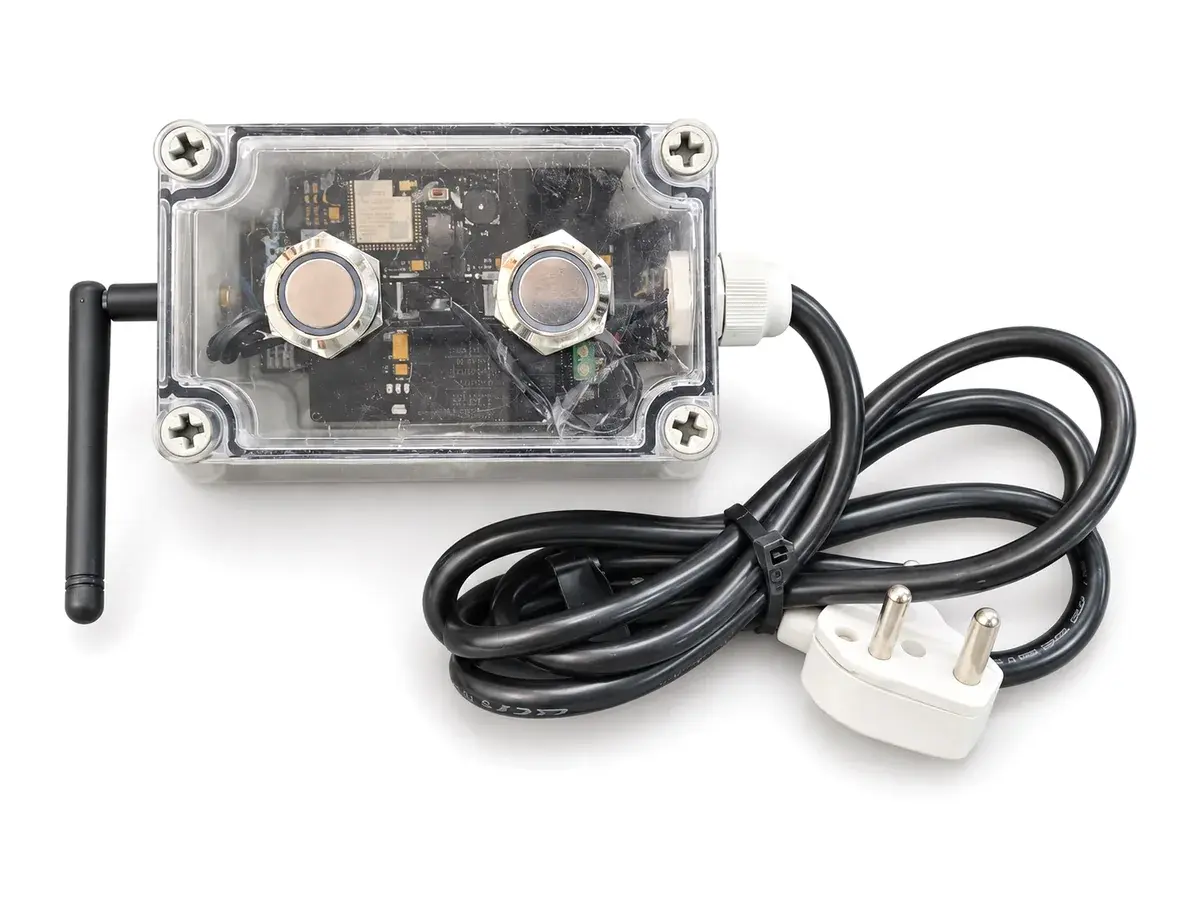 GT M Button: two illuminated metal push buttons in a clear enclosure with external antenna and mains cable